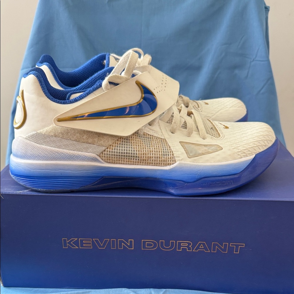Nike Mens White and Blue Kevin Durant Basketball Sneakers with Gold Swoosh Sz 9